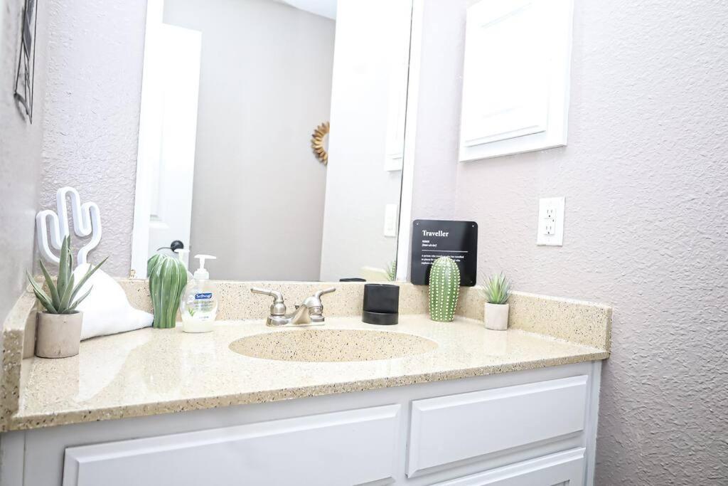 Comfy Two-Bedroom Apartment In อาร์ลิงตัน ภายนอก รูปภาพ