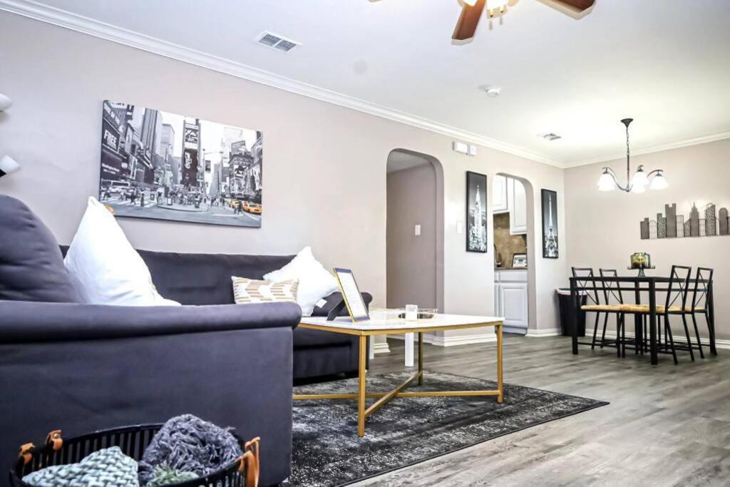 Comfy Two-Bedroom Apartment In อาร์ลิงตัน ภายนอก รูปภาพ