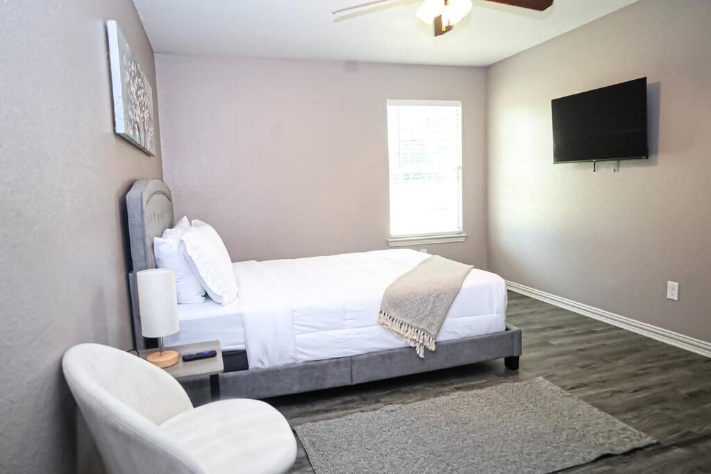 Comfy Two-Bedroom Apartment In อาร์ลิงตัน ภายนอก รูปภาพ