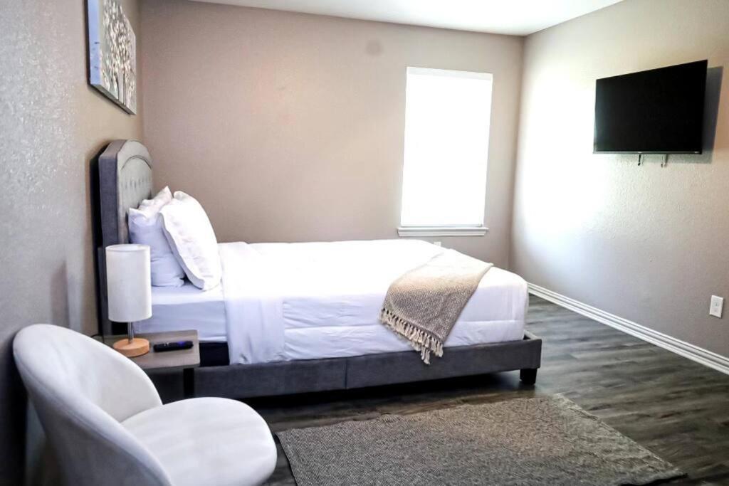 Comfy Two-Bedroom Apartment In อาร์ลิงตัน ภายนอก รูปภาพ